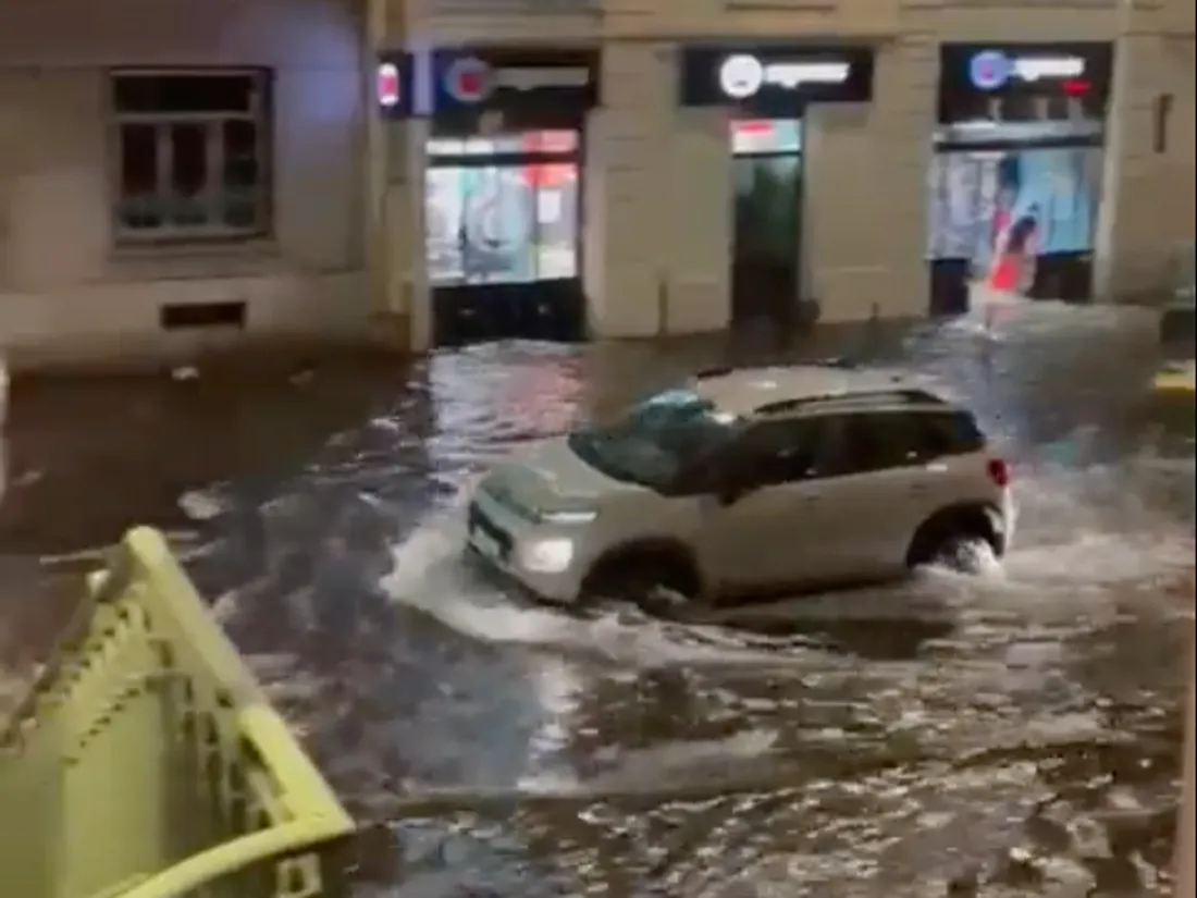 Les pieds dans l’eau : le canal St Martin a débordé hier à Paris